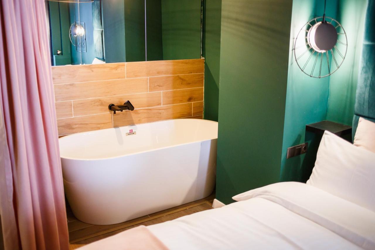 Green Velvet City Retreat Oradea Buitenkant foto